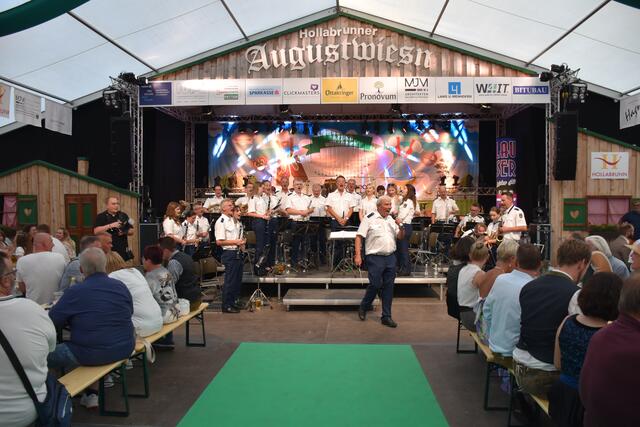 Die Eröffnung der Hollabrunner Augustwiesn wurde mit der Stadtmusik Hollabrunn eröffnet.