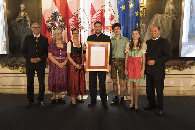 Der Hof "Unterer Fasser" der Familie Ambacher aus Aldrans erhielt die Auszeichnung "Erbhof". | Foto: Land Tirol/Sedlak