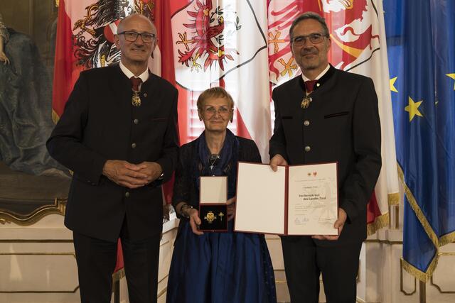 Liesbeth Fritz aus Steeg (Bezirk Reutte) wurde für ihre Verdienste als langjährige Orts-, Gebiets- und Bezirksbäurin mit dem Verdienstkreuz ausgezeichnet.  | Foto: Land Tirol/Sedlak