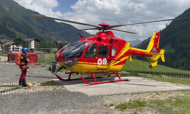 Nachdem die Frau erstversorgt wurde, flog sie ein Rettungshubschrauber ins LKH Innsbruck.  | Foto: ZOOM.Tirol