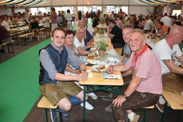 Tolle Stimmung herrschte am FPÖ Tisch im Festzelt.