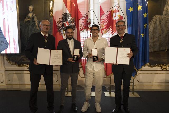 Stefan Milenkovic und Christian Spiegl-Guerrero aus Innsbruck wurden für die Rettung eines Menschen aus der reißenden Sill im Bereich der Tiflisbrücke mit der Tiroler Lebensrettungsmedaille ausgezeichnet.  | Foto: Land Tirol/Sedlak