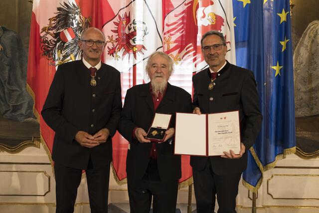 Richard Agreiter aus Steinberg am Rofan (Bezirk Schwaz) erhielt das Verdienstkreuz für seine Verdienste um die Kunst als Bildhauer.  | Foto: Land Tirol/Sedlak