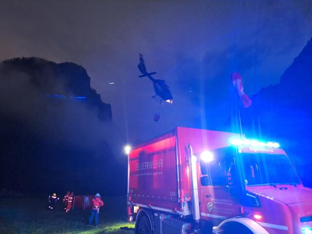Die Einsatzkräfte bekämpften schon von Freitag auf Samstag den Waldbrand. | Foto: FF Admont