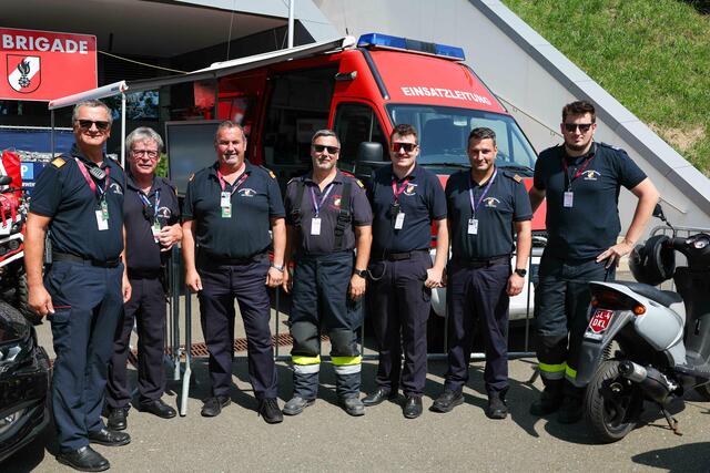 Einsatzleiter Erwin Grangl (l.) mit einem Teil seines Teams. | Foto: Ripu