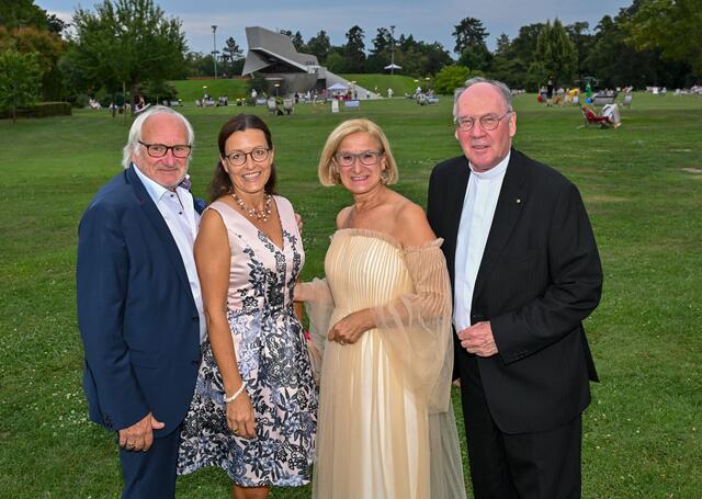 Bei der Eröffnung des Festivals Grafenegg: Landeshauptfrau Johanna Mikl-Leitner mit Diözesanbischof Alois Schwarz (r.) sowie Michael Schottenberg (l.) und seine Gattin Claire (2. v. l.). | Foto: NLK Filzwieser