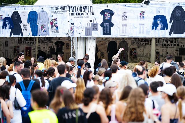 Knapp 200.000 Besucherinnen und Besucher waren zu den drei Konzerten von Taylor Swift in Wien erwartet worden. | Foto:  EVA MANHART / APA / picturedesk.com