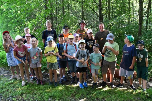Waldpädagoge Matthias Berger, Florian Baminger und ein Großteil der Kinder des ersten Termines | Foto: Alois Braid