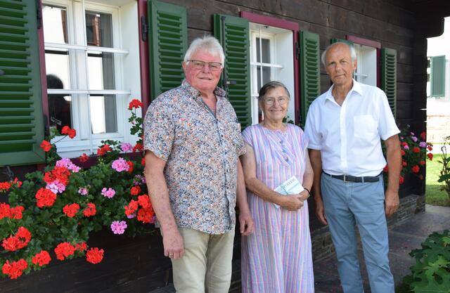 Frau Loibner freut sich vor ihrem Bauernhaus über die Gutscheine