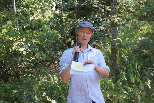 Severin  Zimmerhackl, önj Haslach, gibt  einen Überblick über die önj Projekte in der Torfau in Ulrichsberg.  | Foto: Helmut Eder