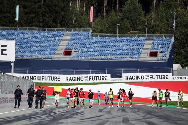 Die Polizei war bereits beim Pit Lane Walk präsent. | Foto: GEPA pictures
