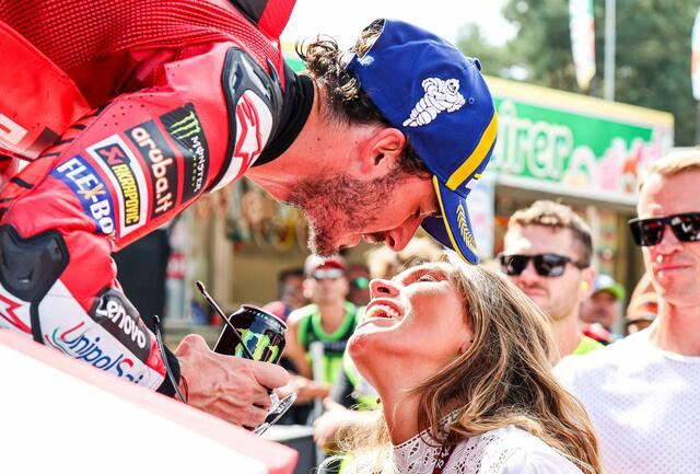 Ein Küsschen für den Sieger. | Foto: Ripu