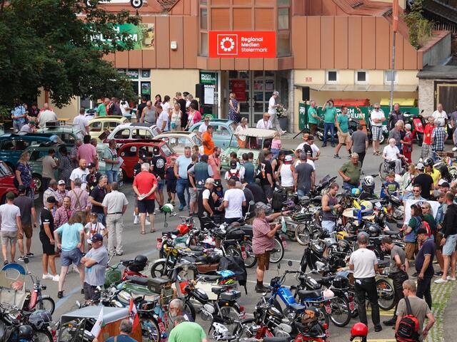 „Da muss wo ein Nest sein, so viele Pucherln siehst du selten!" wurde festgestellt. Manche warteten in der Kaserngasse auf den Start 14. Puch-Parade und klinkten sich dann ein.