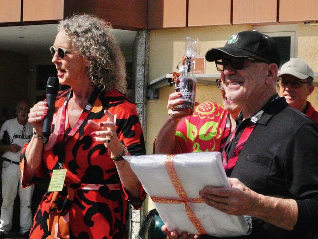 Annigje Luns war Douzelage-Präsidentin, sie kam über 1000 km aus dem holländischen Meerssen, übergab Heinz Mitteregger und Elke Florian ein Gastgeschenk und fuhr wie ihr Gatte mit den „Bokkeriders" die Puch Parade 2024 mit einer Puch SkyRider. | Foto: "