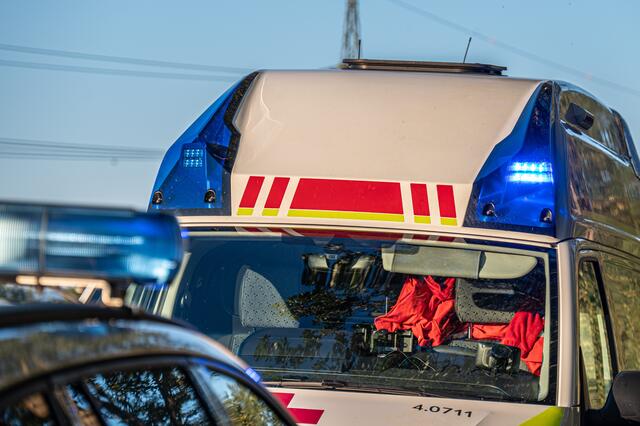 Beim Eintreffen der Einsatzkräfte war der Fahrer wieder bei Bewusstsein, er wurde medizinisch versorgt. | Foto: TEAM FOTOKERSCHI.AT / BRANDSTÄTTER