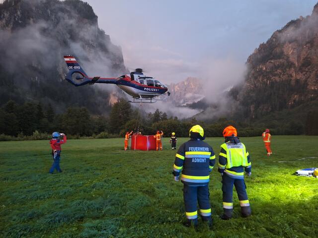 Mit acht Löschangriffen aus der Luft wurde der Brand an der Ausbreitung gehindert. | Foto: FF Admont