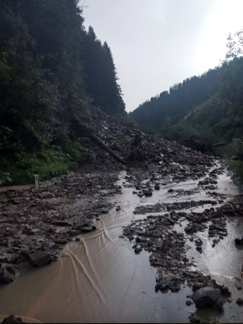 Die Mure an der L13 Sellraintalstraße zwischen Sellrain und Kematen in Tirol ist ca. sechs Meter hoch. | Foto: Land Tirol