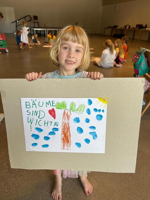 Die Kinder gestalteten Demoschilder, die auch als Bühnenbild fungierten.  | Foto: Sabine Rabel