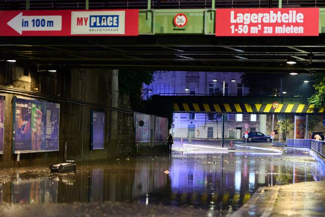 Der Samstag, 17. August, war ein intensiver Tag für alle Einsatzkräfte in Wien. Ein starkes Unwetter suchte die Stadt heim und sorgte für Überschwemmungen, Stromausfälle und einen tragischen Unfall. | Foto: Max Slovencik Wien/APA/picturedesk.com