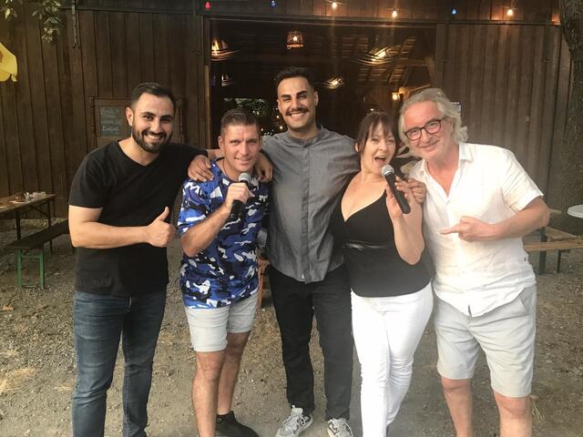 Am Bild (v.l.n.r.): Luai und Ali, die syrischen Pächter der Stodlschenke, mit Alex Ribisch, Eveline Schauer und Robert Sommer. | Foto: Karin Sommer-Amon