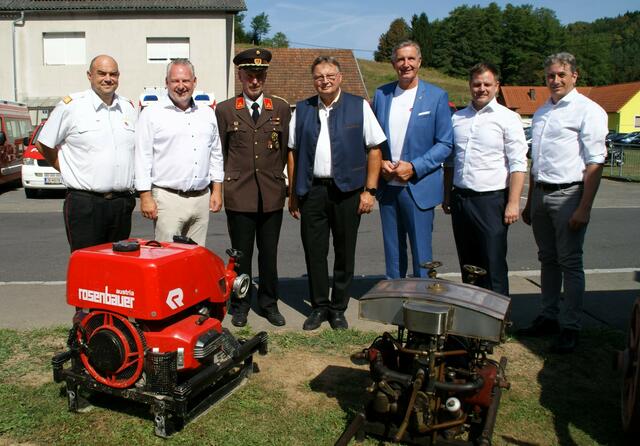 Ehrengäste: Bezirksfeuerwehrkommandt Jochen Illigasch, Bürgermeister Jürgen Schabhüttl (Inzenhof), Kommandant Ernst Preininger, Bürgermeister Franz Josef Kern (St. Martin an der Raab), Landtagsabgeordneter Ewald Schnecker, Bundesrat Philipp Kohl und Vizebürgermeister Siegfried Niederer. | Foto: Anna Kaufmann