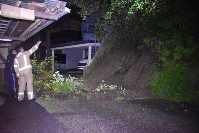 Nach einem Starkregen führte ein Erdrutsch in der Mühlgasse zur Sperrung beider Zufahrten zur Siedlung. | Foto: ZOOM.Tirol