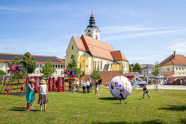Schorgel. Ein Orgelspielplatz zu Anton Bruckner am Marktplatz: Kollektives Musikinstrument. 2024 unterwegs in ganz Oberösterreich. 
OÖ KulturEXPO Anton Bruckner 2024 
Die Installation des Künstlers Clemens Bauder vereint das Orgelspiel und  ein Ensemble an neu gebauten Spielplatzgeräten zu einem kollektiven Musikinstrument im öffentlichen Raum. 
Durch gemeinsames Schaukeln und Wippen werden  unterschiedliche Orgelpfeifen betrieben – 
auf dem Orgelspielplatz entfaltet sich ein Klangraum, der Anton Bruckner (anlässlich des Jubiläums zu seinem 200. Geburtstags) 
sowohl auf abstrakte als auch spielerische Art und Weise hörbar und erlebbar macht.
