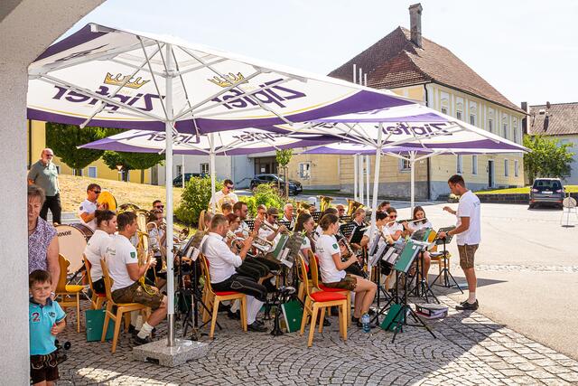 Die Marktmusikkapelle umrahmte den Frühschoppen musikalisch