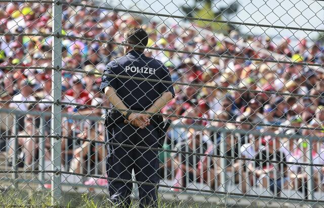 Die Polizei hatte alles im Blick. | Foto: GEPA pictures