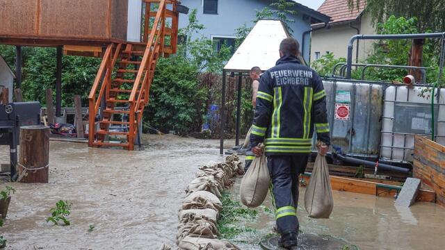 Enorme Regenmengen prasselten vom Himmel und liesen kleine Bäche zu reißenden Flüssen werden. | Foto: www.einsatzdoku.at