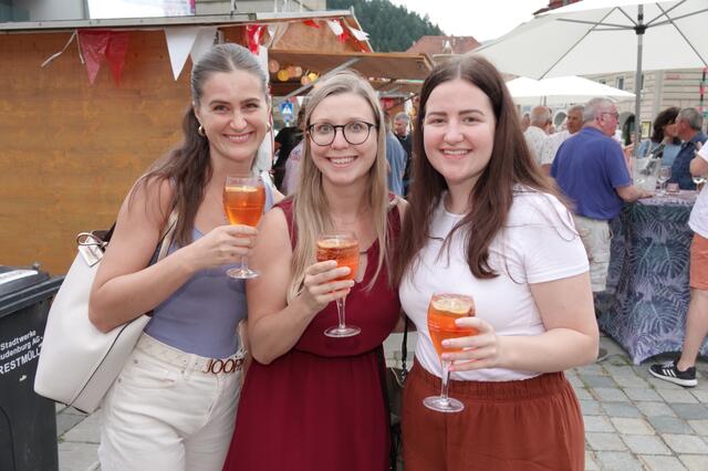 Die drei Mädls ließen sich die Summervibes nicht entgehen. | Foto: Michael Blinzer