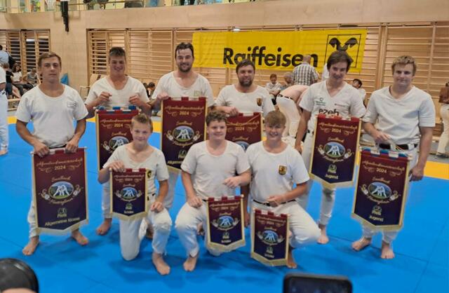 Die Fahnengewinner der diesjährigen Alpenländer-Meisterschaft in Hinterglemm. | Foto: Franz Grössig