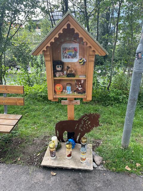 Am Morgen des 17. August meldete ein Spaziergänger bei der Polizeiinspektion St. Johann in Tirol eine Beschädigung der Gedenktafel (Marterl) an der „Redford Promenade“ in St. Johann in Tirol.  | Foto: ZOOM.Tirol