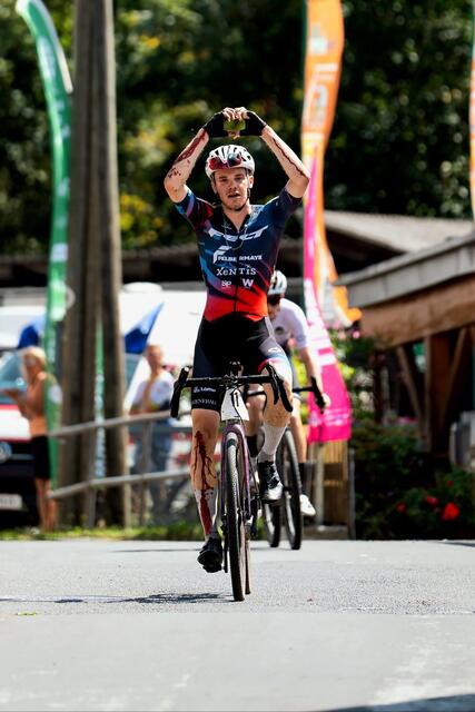 Der Crash mit dem Reh hatte Spuren hinterlassen. Trotzdem kam Emanuel Zangerle als Zweiter ins Ziel. | Foto: Cian Baumgartner