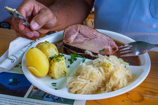 Die Leibspeise von Anton Bruckner -  G`selchtes mit Knödel und Sauerkraut! Mahlzeit!