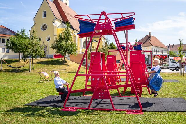 Altbürgermeister Josef Ferchhumer mit seiner Gattin Edith beim Schaukeln auf der Schorgel. Durch gemeinsames Schaukeln und Wippen werden  unterschiedliche Orgelpfeifen betrieben – 
auf dem Orgelspielplatz entfaltet sich ein Klangraum, der Anton Bruckner (anlässlich des Jubiläums zu seinem 200. Geburtstags) 
sowohl auf abstrakte als auch spielerische Art und Weise hörbar und erlebbar macht.
