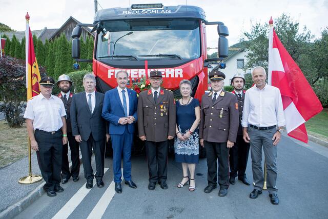 100 Jahre Feuerwehr Redlschlag: Landesrat Leonhard Schneemann (4.v.l.) mit Kommandant Oberbrandinspektor (OBI) Andreas Fleck (5.v.l.), Bürgermeisterin Renate Habetler (4.v.r.), 1. Vizebürgermeister Gerald Derkits (r.), Redlschlags Ortsvorsteher Wilhelm Böhm (3.v.l.), Bezirksfeuerwehrkommandant Oberbrandrat (OBR) Wolfgang Kinelly (3.v.r.), Abschnittsfeuerwehrkommandant (ABI) Peter Putz (l.) und zwei Feuerwehrmänner der Freiwilligen Feuerwehr Redlschlag vor dem neuen Tanklöschfahrzeug TLFA 2000. | Foto: Landesmedienservice/Fenz