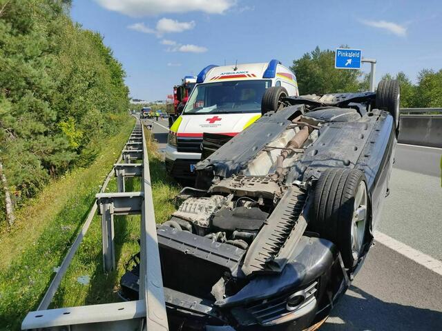 Der Pkw überschlug sich und landete am Dach. | Foto: Stadtfeuerwehr Pinkafeld