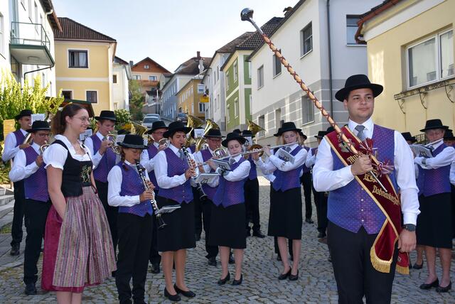 PABNEUKIRCHEN. Zum Tag der Tracht und der Blasmusik luden traditionell der Musikverein mit Obmann Emil Haderer und Kapellmeister Erwin Haderer sowie die Goldhauben-Gruppe mit Obfrau Marianne Naderer ein.  | Foto: Zinterhof