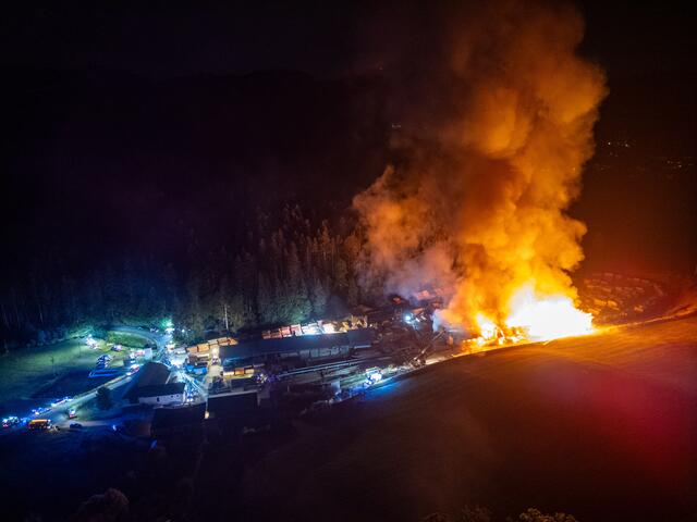 Ein technischer Defekt wird als Ursache für den Brand in dem Sägewerk in Peilstein vermutet.  | Foto: fotokerschi.at/Martin Scharinger