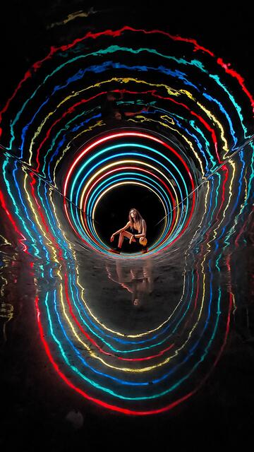 Ist es der Tunnel zu einer geheimen Discothek? Oder befinde ich mich in einem Science Museum? Weder noch! Ihr seht hier den Innenraum einer Wasserrutsche eines verlassenen Aquaparks in Portugal, der leider nie fertig gebaut wurde. | Foto: Margherita Wessel