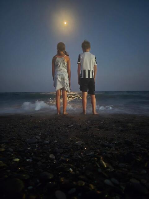 Geschwister im Mondschein