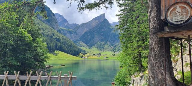 Der Seealpsee bei Appenzell. Nach einem anstrengenden Aufstieg ein wunderbar erholsamer Anblick.