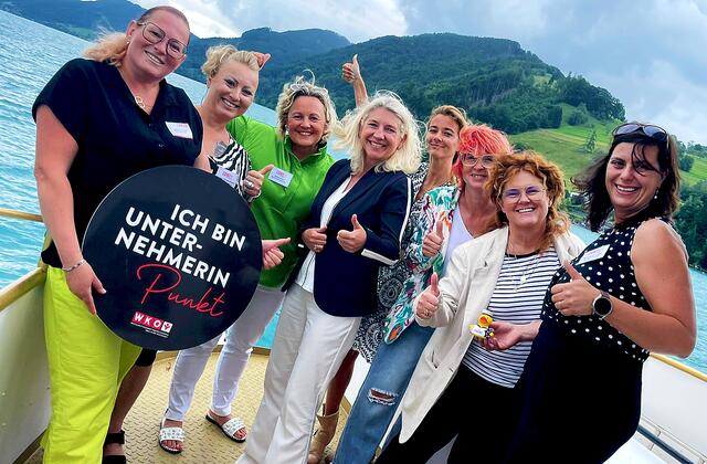 50 Geschäftsführerinnen folgten der Einladung von Christine Scharmüller (r.) und Doris Cuturi-Stern (4.v.l.).  | Foto: Frau in der Wirtschaft Vöcklabruck