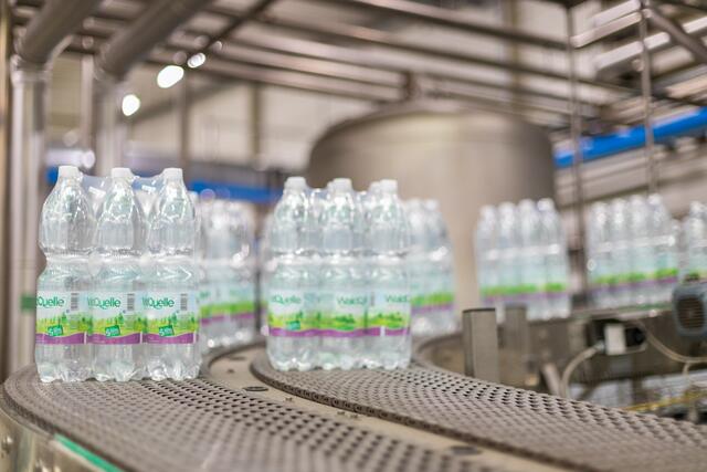 Klettern die Temperaturen nach oben, greifen Viele zum Mineralwasser. Das merkt auch der heimische Mineralwasserabfüller Waldquelle in Kobersdorf.  | Foto: Laura Jagoschütz