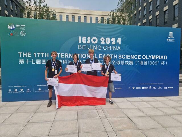 Kevin Brunner, Nico Waldhör und Maximilian Kepplinger von der HTL Leoben sowie Willi Schroers (v.l.) vom Peraugymnasium Villach gingen für Österreich bei der IESO 2024 an den Start und sicherten sich fünf Medaillen. | Foto: HTL Leoben