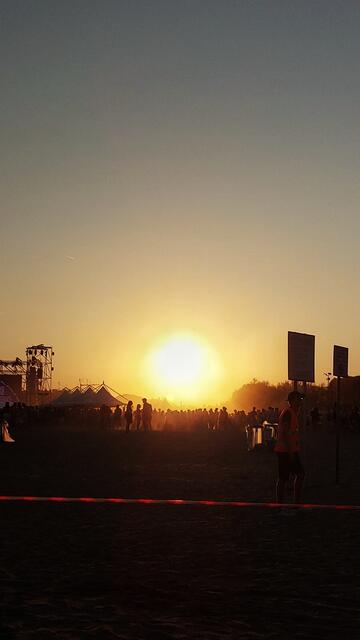 Sonnenuntergang bei einem Konzert in Jesolo (Italien) am Strand | Foto: Kerstin Hofbauer 