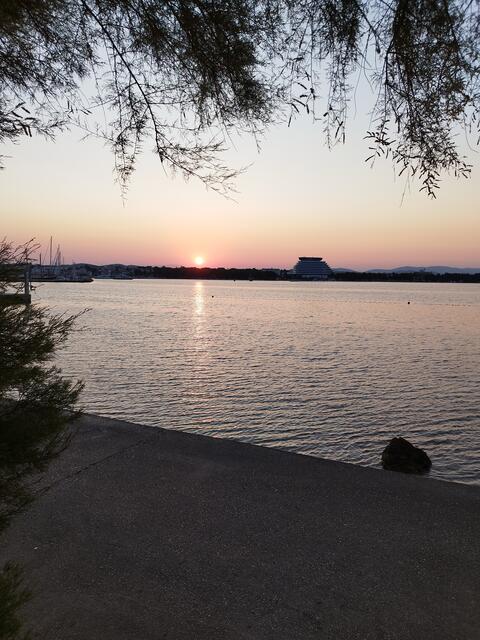 Wunderschöner Sonnenaufgang in Vodice.
Direkt vor unserem Bungalow.