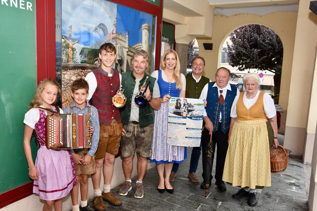 Johanna und Julian, die Musiker Markus und Robert, Tourismus-Stadträtin Isabella Theuermann, Tourismusverband-Geschäftsführer Reinhard Steinbauer und das Ehepaar Talker von der Gemischten Trachtengruppe Wolfsberg. | Foto: MeinBezirk.at