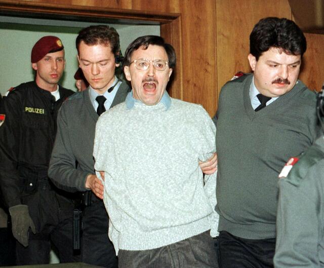 Unvergessen: Briefbomben-Attentäter Franz Fuchs rief bei seinem Prozess immer wieder Hassparolen. | Foto:  HELGE O. SOMMER/AP/picturedesk.com